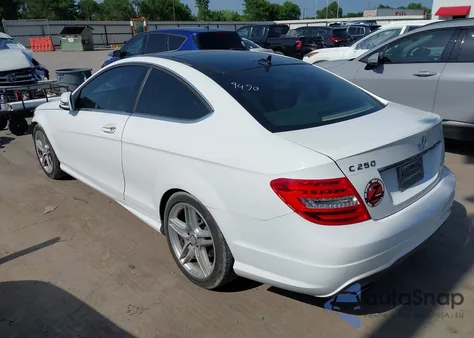 2013 Mercedes-Benz C 250 z USA, uszkodzony, nr VIN WDDGJ4HB2DG089470